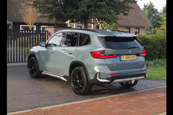 BMW X1 sDrive18i | NIEUW MODEL | Trekhaak | 19Inch | Sportstoelen met geheugen | Sfeerverlichting | Camera | Leer |