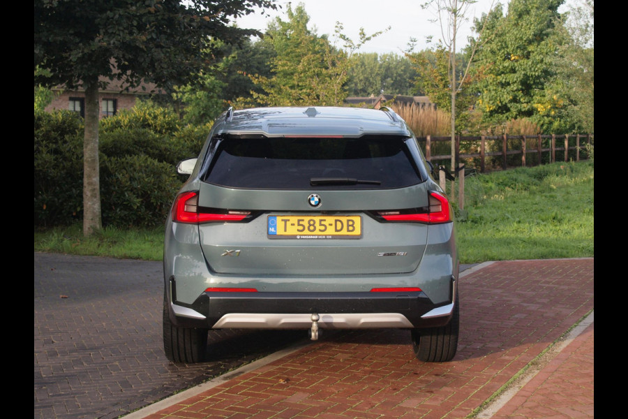 BMW X1 sDrive18i | NIEUW MODEL | Trekhaak | 19Inch | Sportstoelen met geheugen | Sfeerverlichting | Camera | Leer |