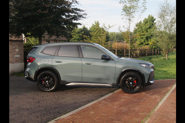 BMW X1 sDrive18i | NIEUW MODEL | Trekhaak | 19Inch | Sportstoelen met geheugen | Sfeerverlichting | Camera | Leer |