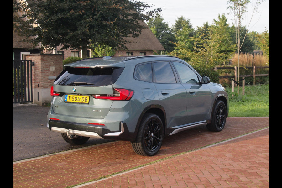 BMW X1 sDrive18i | NIEUW MODEL | Trekhaak | 19Inch | Sportstoelen met geheugen | Sfeerverlichting | Camera | Leer |