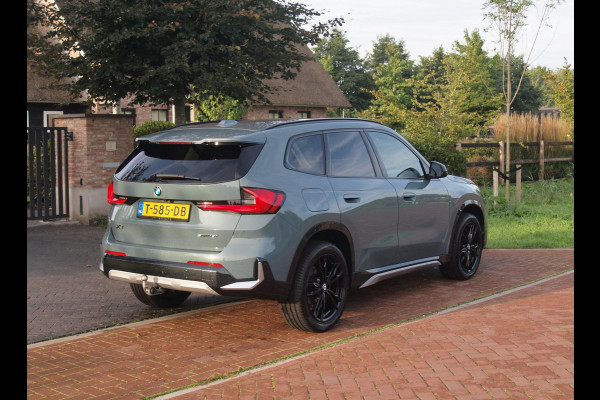 BMW X1 sDrive18i | NIEUW MODEL | Trekhaak | 19Inch | Sportstoelen met geheugen | Sfeerverlichting | Camera | Leer |