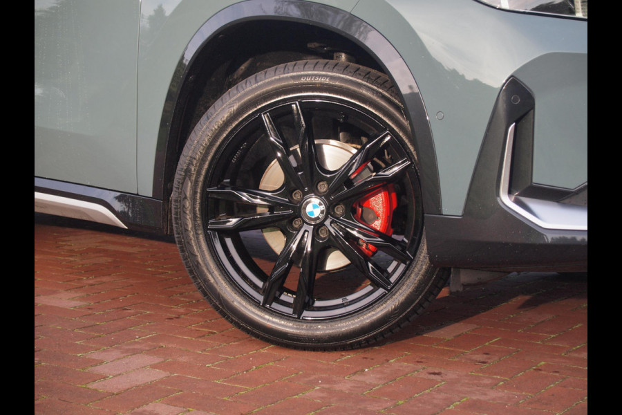 BMW X1 sDrive18i | NIEUW MODEL | Trekhaak | 19Inch | Sportstoelen met geheugen | Sfeerverlichting | Camera | Leer |