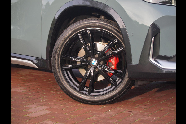 BMW X1 sDrive18i | NIEUW MODEL | Trekhaak | 19Inch | Sportstoelen met geheugen | Sfeerverlichting | Camera | Leer |
