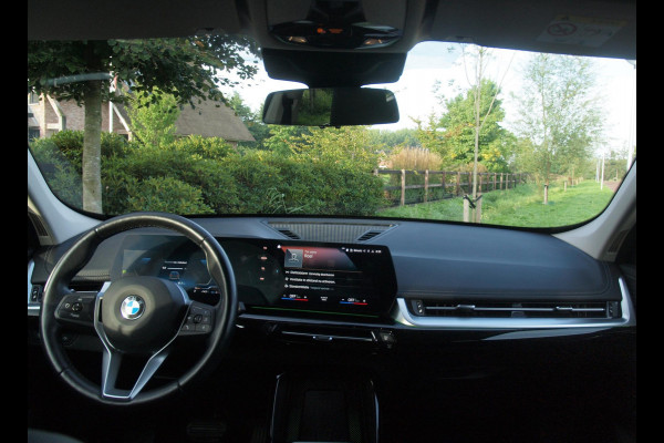 BMW X1 sDrive18i | NIEUW MODEL | Trekhaak | 19Inch | Sportstoelen met geheugen | Sfeerverlichting | Camera | Leer |