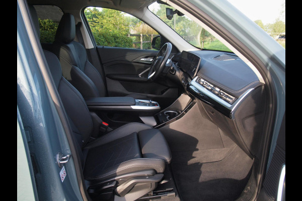 BMW X1 sDrive18i | NIEUW MODEL | Trekhaak | 19Inch | Sportstoelen met geheugen | Sfeerverlichting | Camera | Leer |