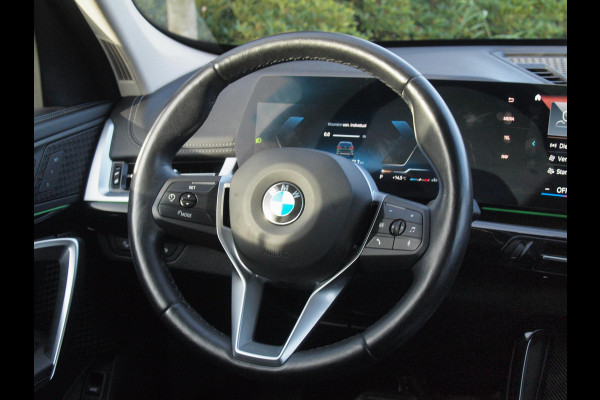 BMW X1 sDrive18i | NIEUW MODEL | Trekhaak | 19Inch | Sportstoelen met geheugen | Sfeerverlichting | Camera | Leer |