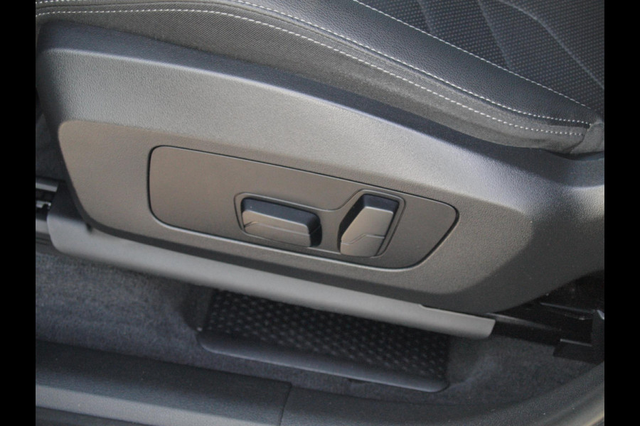 BMW X1 sDrive18i | NIEUW MODEL | Trekhaak | 19Inch | Sportstoelen met geheugen | Sfeerverlichting | Camera | Leer |