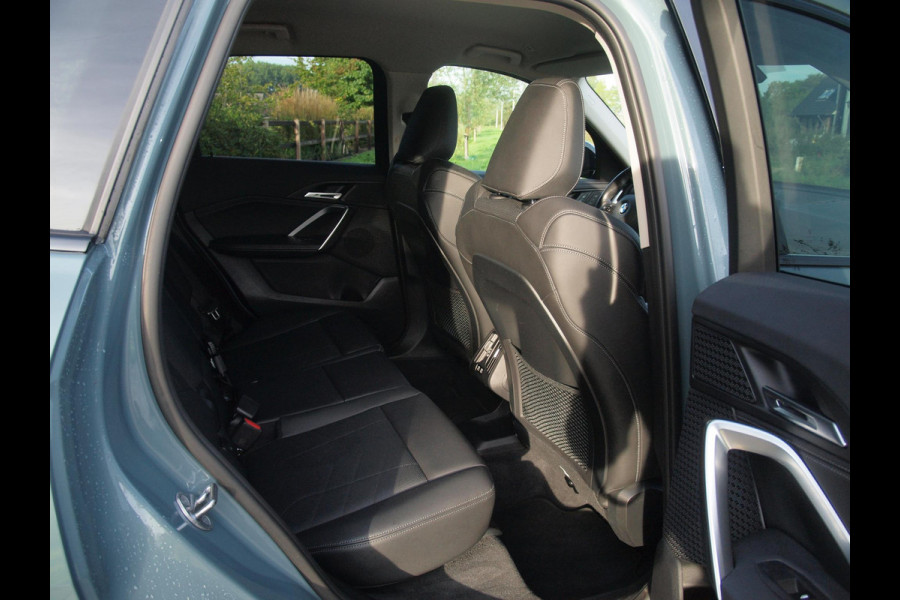 BMW X1 sDrive18i | NIEUW MODEL | Trekhaak | 19Inch | Sportstoelen met geheugen | Sfeerverlichting | Camera | Leer |