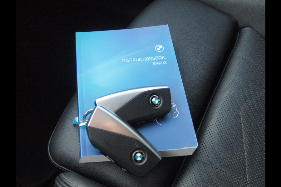 BMW X1 sDrive18i | NIEUW MODEL | Trekhaak | 19Inch | Sportstoelen met geheugen | Sfeerverlichting | Camera | Leer |