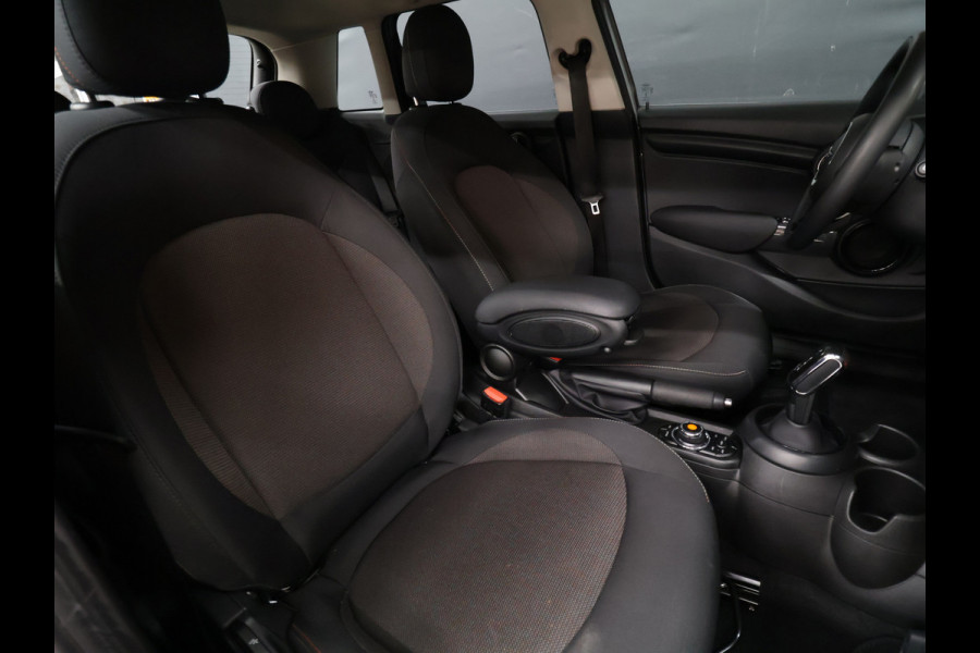 MINI 5-deurs 1.5 Cooper [APPLE CARPLAY, ANDROID, CRUISE CONTROL, LEDEREN STUUR, AIRCO, MULTIFUNCTIONEEL STUUR, NAVIGATIE, NIEUWSTAAT]
