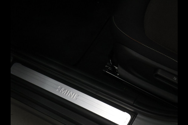 MINI 5-deurs 1.5 Cooper [APPLE CARPLAY, ANDROID, CRUISE CONTROL, LEDEREN STUUR, AIRCO, MULTIFUNCTIONEEL STUUR, NAVIGATIE, NIEUWSTAAT]