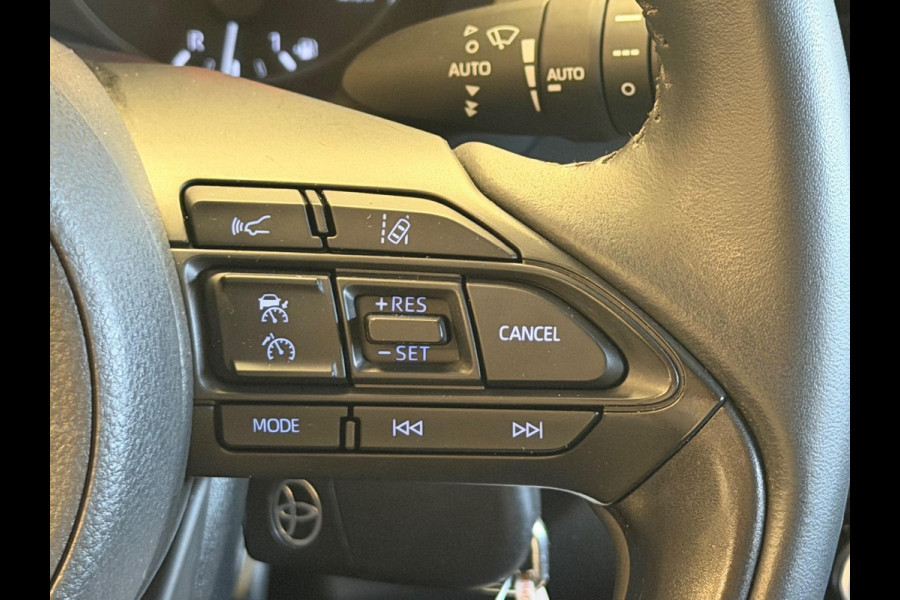 Toyota Yaris 1.5 HYBRID BI-TONE GARANTIE TOT 03-2033! . ADAPTIEVE CRUISE CONTROL . APPLE CARPLAY & ANDRIOD AUTO . SLECHTS 35.000km!