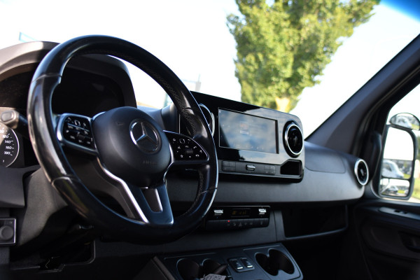 Mercedes-Benz Sprinter 319 V6 3.0 CDI L3H2 Black Edition FULL OPTIONS! Cruise, 360 Camera, Carplay, 10,5 Mbux, 190pk, 2 x Schuifdeur, Sper, LED, Leder, Stoelverwarming, Standkachel, Trekhaak, Uniek!