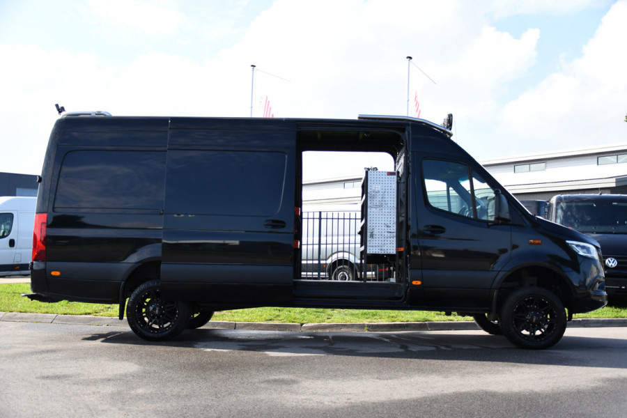 Mercedes-Benz Sprinter 319 V6 3.0 CDI L3H2 Black Edition FULL OPTIONS! Cruise, 360 Camera, Carplay, 10,5 Mbux, 190pk, 2 x Schuifdeur, Sper, LED, Leder, Stoelverwarming, Standkachel, Trekhaak, Uniek!