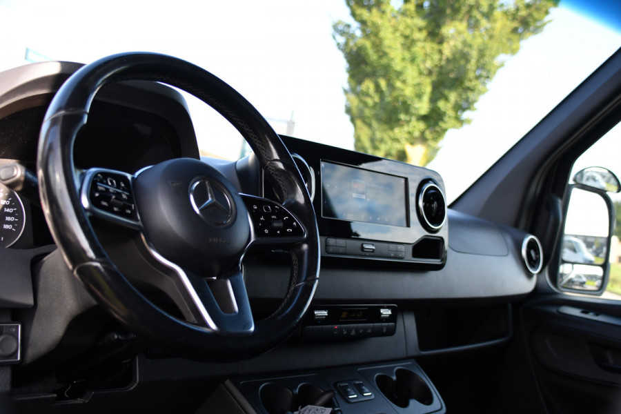Mercedes-Benz Sprinter 319 V6 3.0 CDI L3H2 Black Edition FULL OPTIONS! Cruise, 360 Camera, Carplay, 10,5 Mbux, 190pk, 2 x Schuifdeur, Sper, LED, Leder, Stoelverwarming, Standkachel, Trekhaak, Uniek!