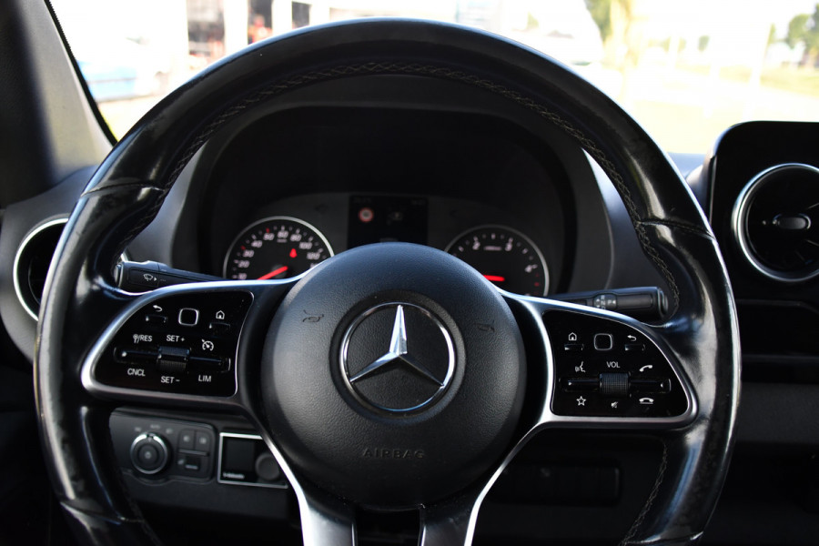 Mercedes-Benz Sprinter 319 V6 3.0 CDI L3H2 Black Edition FULL OPTIONS! Cruise, 360 Camera, Carplay, 10,5 Mbux, 190pk, 2 x Schuifdeur, Sper, LED, Leder, Stoelverwarming, Standkachel, Trekhaak, Uniek!