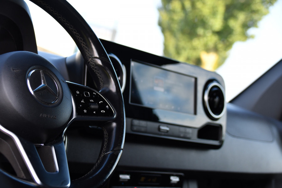Mercedes-Benz Sprinter 319 V6 3.0 CDI L3H2 Black Edition FULL OPTIONS! Cruise, 360 Camera, Carplay, 10,5 Mbux, 190pk, 2 x Schuifdeur, Sper, LED, Leder, Stoelverwarming, Standkachel, Trekhaak, Uniek!