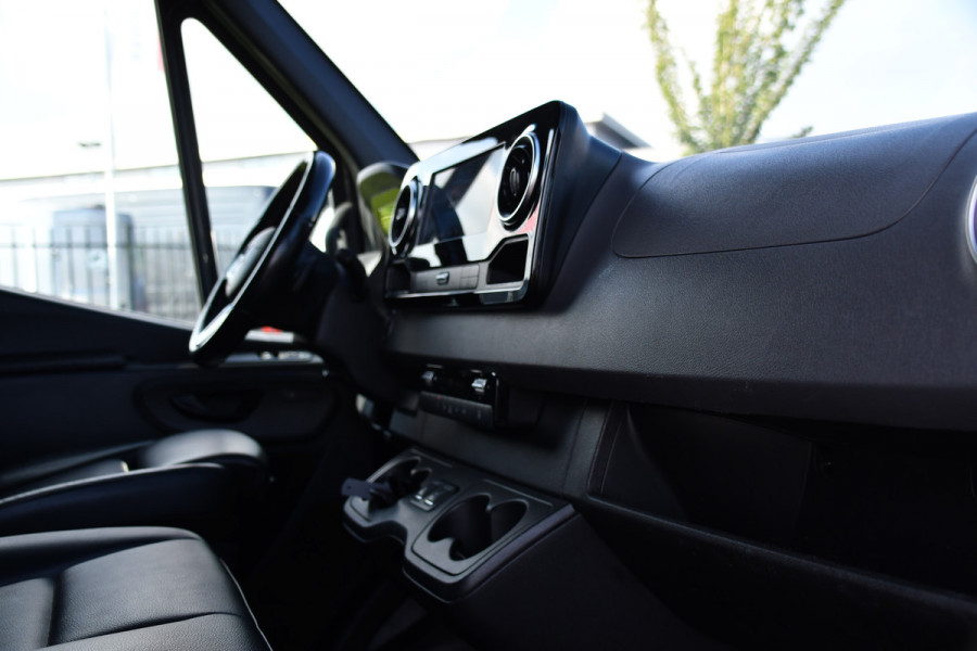 Mercedes-Benz Sprinter 319 V6 3.0 CDI L3H2 Black Edition FULL OPTIONS! Cruise, 360 Camera, Carplay, 10,5 Mbux, 190pk, 2 x Schuifdeur, Sper, LED, Leder, Stoelverwarming, Standkachel, Trekhaak, Uniek!