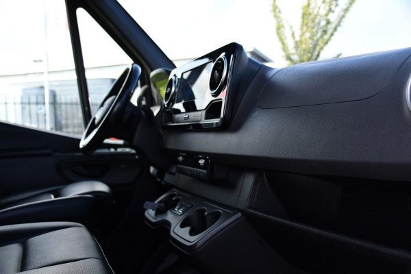 Mercedes-Benz Sprinter 319 V6 3.0 CDI L3H2 Black Edition FULL OPTIONS! Cruise, 360 Camera, Carplay, 10,5 Mbux, 190pk, 2 x Schuifdeur, Sper, LED, Leder, Stoelverwarming, Standkachel, Trekhaak, Uniek!
