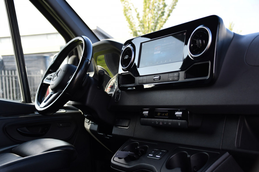 Mercedes-Benz Sprinter 319 V6 3.0 CDI L3H2 Black Edition FULL OPTIONS! Cruise, 360 Camera, Carplay, 10,5 Mbux, 190pk, 2 x Schuifdeur, Sper, LED, Leder, Stoelverwarming, Standkachel, Trekhaak, Uniek!