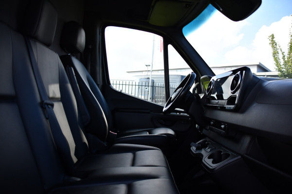 Mercedes-Benz Sprinter 319 V6 3.0 CDI L3H2 Black Edition FULL OPTIONS! Cruise, 360 Camera, Carplay, 10,5 Mbux, 190pk, 2 x Schuifdeur, Sper, LED, Leder, Stoelverwarming, Standkachel, Trekhaak, Uniek!