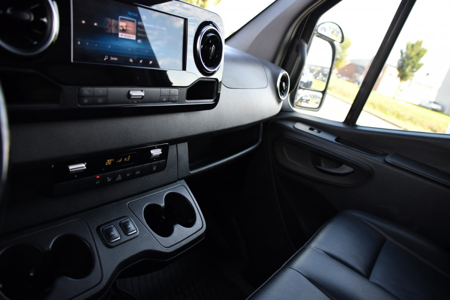 Mercedes-Benz Sprinter 319 V6 3.0 CDI L3H2 Black Edition FULL OPTIONS! Cruise, 360 Camera, Carplay, 10,5 Mbux, 190pk, 2 x Schuifdeur, Sper, LED, Leder, Stoelverwarming, Standkachel, Trekhaak, Uniek!