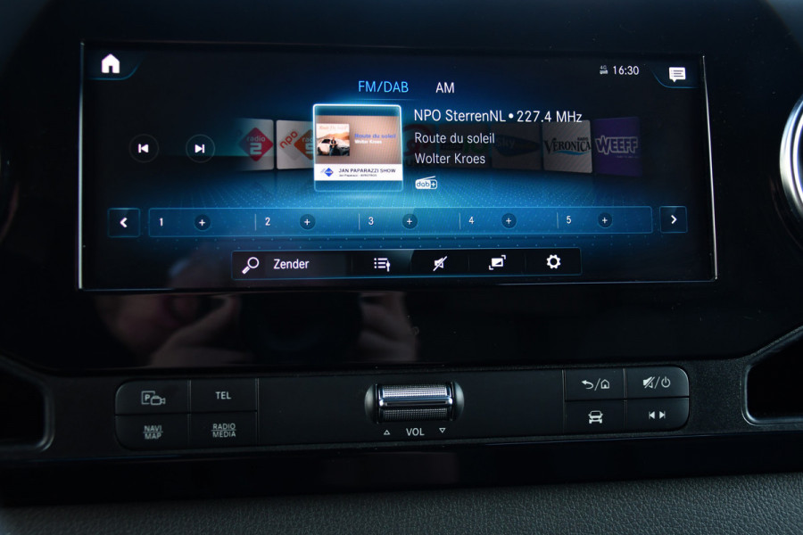 Mercedes-Benz Sprinter 319 V6 3.0 CDI L3H2 Black Edition FULL OPTIONS! Cruise, 360 Camera, Carplay, 10,5 Mbux, 190pk, 2 x Schuifdeur, Sper, LED, Leder, Stoelverwarming, Standkachel, Trekhaak, Uniek!