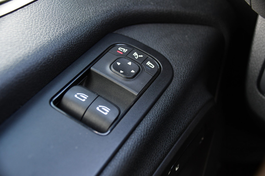Mercedes-Benz Sprinter 319 V6 3.0 CDI L3H2 Black Edition FULL OPTIONS! Cruise, 360 Camera, Carplay, 10,5 Mbux, 190pk, 2 x Schuifdeur, Sper, LED, Leder, Stoelverwarming, Standkachel, Trekhaak, Uniek!