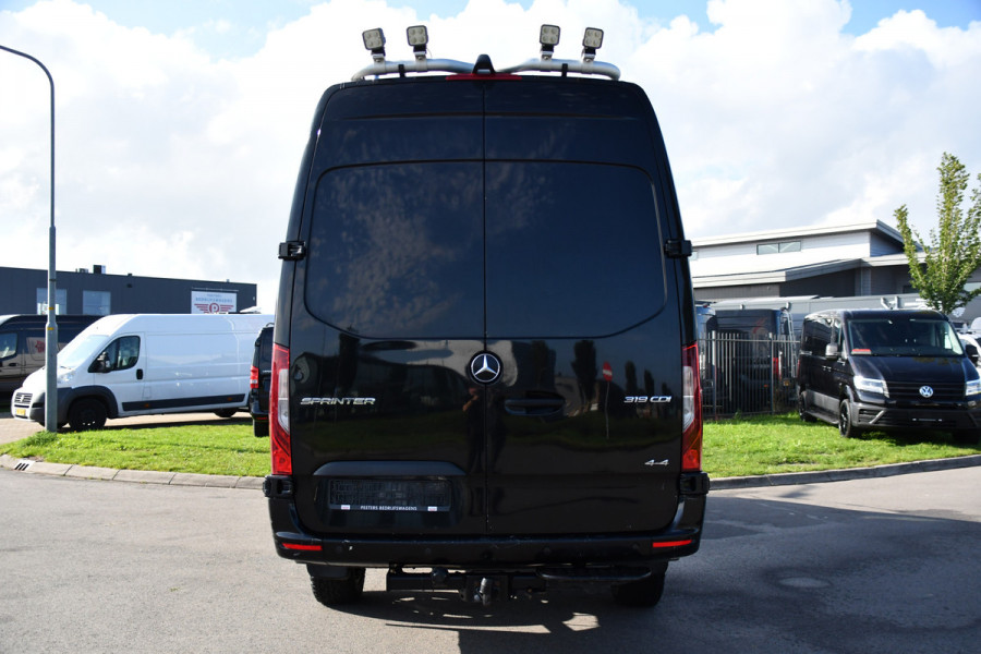 Mercedes-Benz Sprinter 319 V6 3.0 CDI L3H2 Black Edition FULL OPTIONS! Cruise, 360 Camera, Carplay, 10,5 Mbux, 190pk, 2 x Schuifdeur, Sper, LED, Leder, Stoelverwarming, Standkachel, Trekhaak, Uniek!