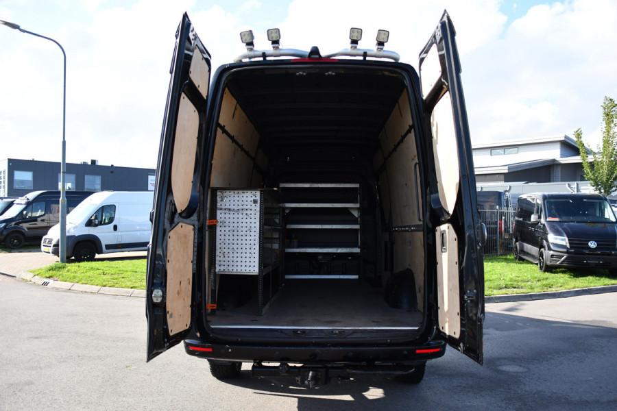 Mercedes-Benz Sprinter 319 V6 3.0 CDI L3H2 Black Edition FULL OPTIONS! Cruise, 360 Camera, Carplay, 10,5 Mbux, 190pk, 2 x Schuifdeur, Sper, LED, Leder, Stoelverwarming, Standkachel, Trekhaak, Uniek!