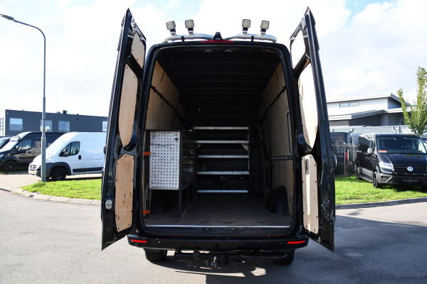 Mercedes-Benz Sprinter 319 V6 3.0 CDI L3H2 Black Edition FULL OPTIONS! Cruise, 360 Camera, Carplay, 10,5 Mbux, 190pk, 2 x Schuifdeur, Sper, LED, Leder, Stoelverwarming, Standkachel, Trekhaak, Uniek!