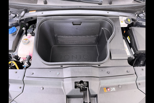Hyundai IONIQ 6 77.4kWh 229PK Trekhaak SOH 100% Warmtepomp Adap.Cruise Head-Up Stoel+Achterbank+Stuur Verwarming Camera Navi Pdc Apple Carplay A Elek. Achterklep Privacy Glas Lmv Led Lane Assist 1.500KG Trekgewicht 1e Eigenaar Origineel Nederlandse Auto