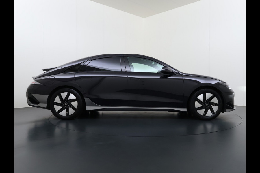 Hyundai IONIQ 6 77.4kWh 229PK Trekhaak SOH 100% Warmtepomp Adap.Cruise Head-Up Stoel+Achterbank+Stuur Verwarming Camera Navi Pdc Apple Carplay A Elek. Achterklep Privacy Glas Lmv Led Lane Assist 1.500KG Trekgewicht 1e Eigenaar Origineel Nederlandse Auto