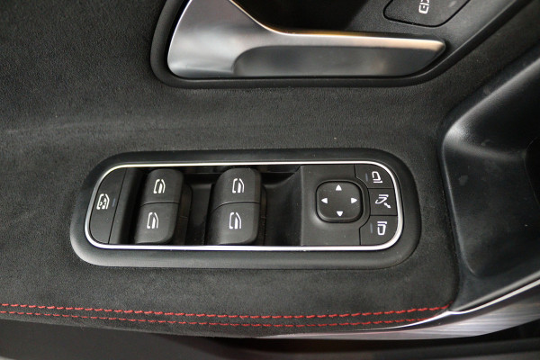 Mercedes-Benz CLA-Klasse 180 Business Solution AMG (PANORAMADAK, STOELVERWARMING, SFEERVERLICHTING)