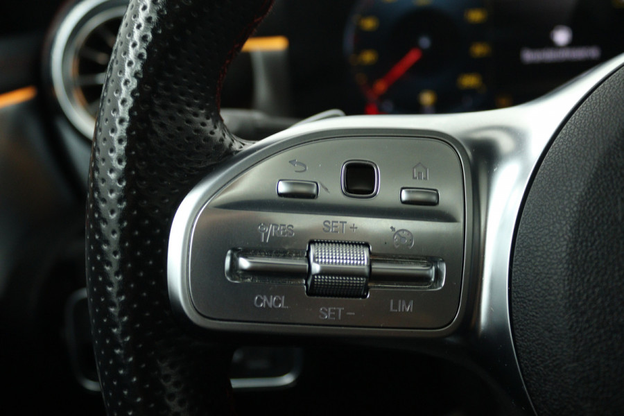 Mercedes-Benz CLA-Klasse 180 Business Solution AMG (PANORAMADAK, STOELVERWARMING, SFEERVERLICHTING)