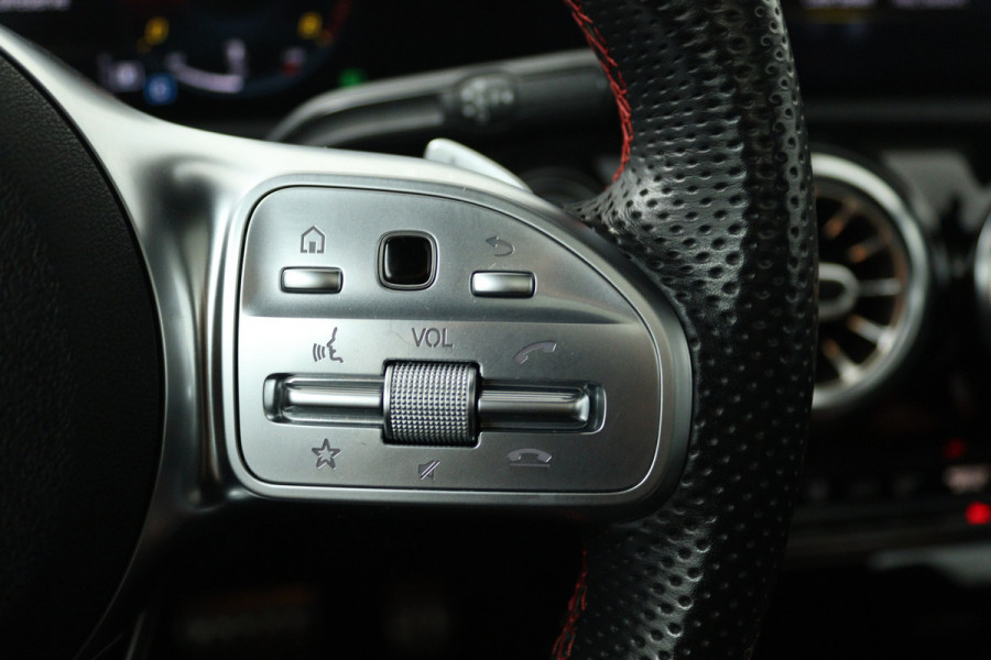 Mercedes-Benz CLA-Klasse 180 Business Solution AMG (PANORAMADAK, STOELVERWARMING, SFEERVERLICHTING)
