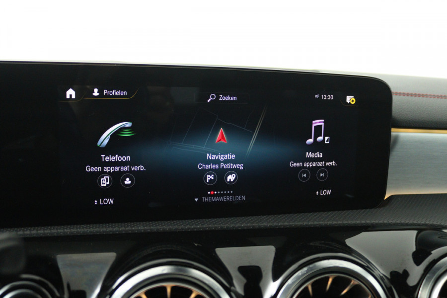 Mercedes-Benz CLA-Klasse 180 Business Solution AMG (PANORAMADAK, STOELVERWARMING, SFEERVERLICHTING)