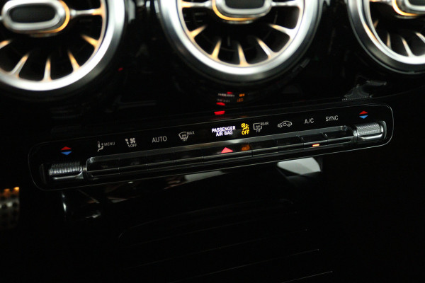 Mercedes-Benz CLA-Klasse 180 Business Solution AMG (PANORAMADAK, STOELVERWARMING, SFEERVERLICHTING)