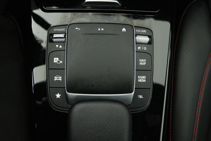 Mercedes-Benz CLA-Klasse 180 Business Solution AMG (PANORAMADAK, STOELVERWARMING, SFEERVERLICHTING)