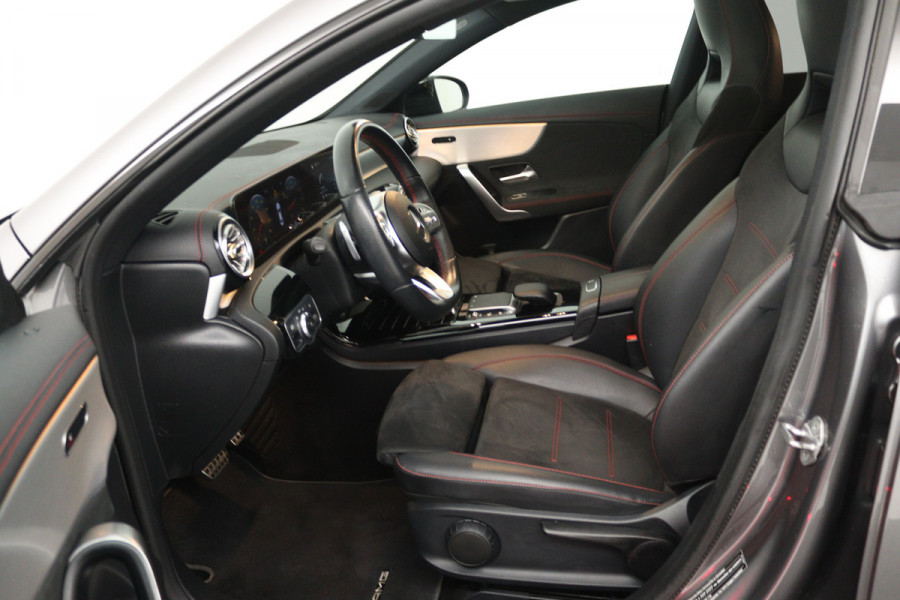 Mercedes-Benz CLA-Klasse 180 Business Solution AMG (PANORAMADAK, STOELVERWARMING, SFEERVERLICHTING)