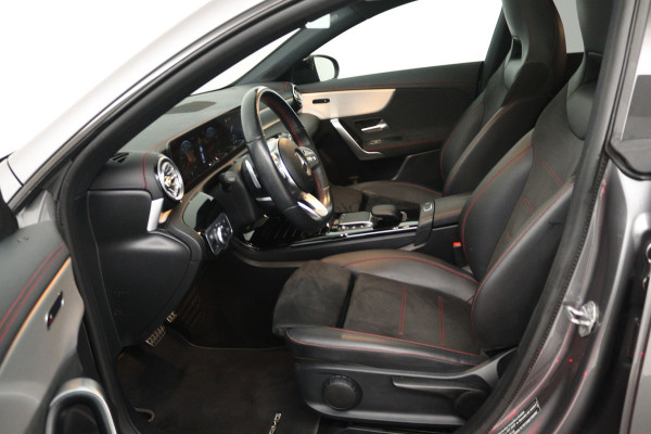 Mercedes-Benz CLA-Klasse 180 Business Solution AMG (PANORAMADAK, STOELVERWARMING, SFEERVERLICHTING)