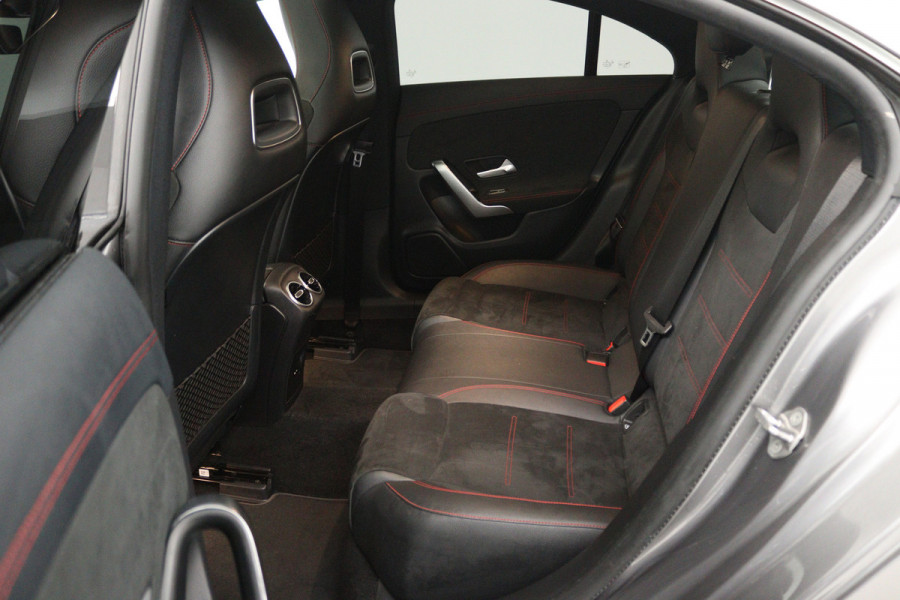 Mercedes-Benz CLA-Klasse 180 Business Solution AMG (PANORAMADAK, STOELVERWARMING, SFEERVERLICHTING)