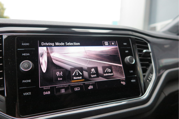 Volkswagen T-Roc 1.5 TSI 150pk DSG Sport Business R-Line ,Led,Trekhaak ,Navi, Achteruitrijcamera, Virtual cockpit, DAB+ , PDC, LMV19" ,Electr. achterklep, Carplay etc.