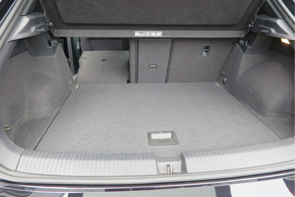 Volkswagen T-Roc 1.5 TSI 150pk DSG Sport Business R-Line ,Led,Trekhaak ,Navi, Achteruitrijcamera, Virtual cockpit, DAB+ , PDC, LMV19" ,Electr. achterklep, Carplay etc.