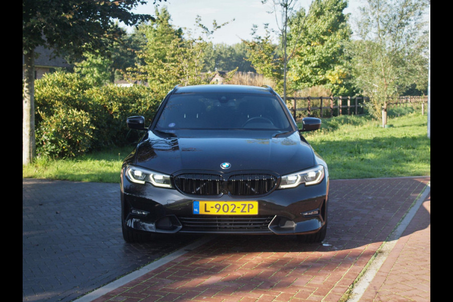 BMW 3 Serie Touring 318i Business Edition Plus | Trekhaak | Camera  | LED-Laser | Sfeerverlichting | Apple Carplay | NL-Auto |