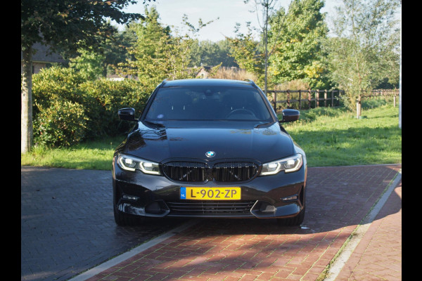 BMW 3 Serie Touring 318i Business Edition Plus | Trekhaak | Camera  | LED-Laser | Sfeerverlichting | Apple Carplay | NL-Auto |