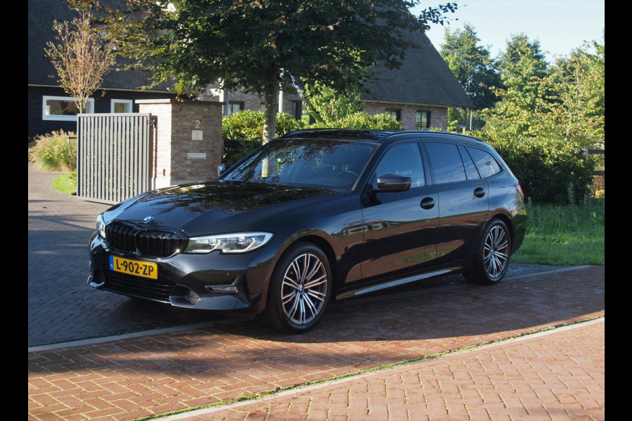 BMW 3 Serie Touring 318i Business Edition Plus | Trekhaak | Camera  | LED-Laser | Sfeerverlichting | Apple Carplay | NL-Auto |