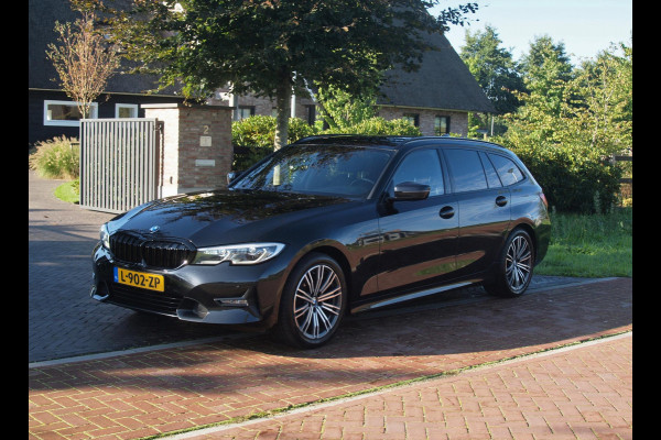 BMW 3 Serie Touring 318i Business Edition Plus | Trekhaak | Camera  | LED-Laser | Sfeerverlichting | Apple Carplay | NL-Auto |