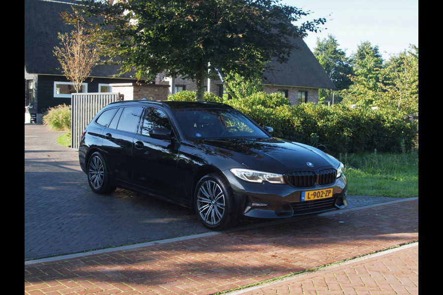 BMW 3 Serie Touring 318i Business Edition Plus | Trekhaak | Camera  | LED-Laser | Sfeerverlichting | Apple Carplay | NL-Auto |