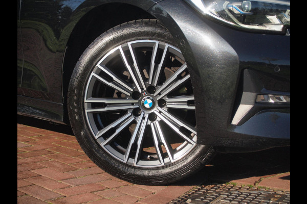 BMW 3 Serie Touring 318i Business Edition Plus | Trekhaak | Camera  | LED-Laser | Sfeerverlichting | Apple Carplay | NL-Auto |